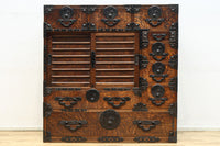 迫力ある杢目と金具の調和が貫禄を与える米沢帳場箪笥　BB3200