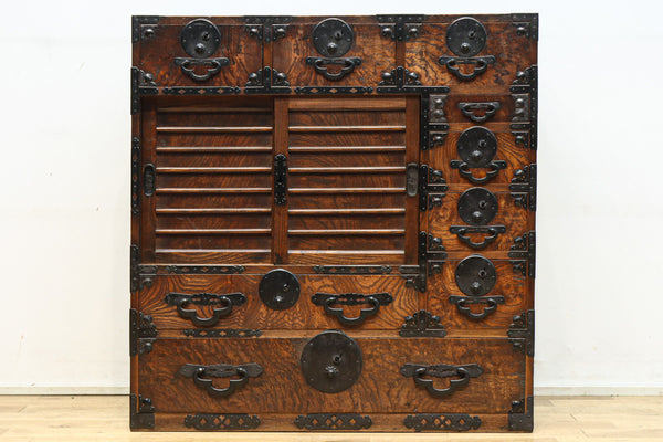 迫力ある杢目と金具の調和が貫禄を与える米沢帳場箪笥　BB3200