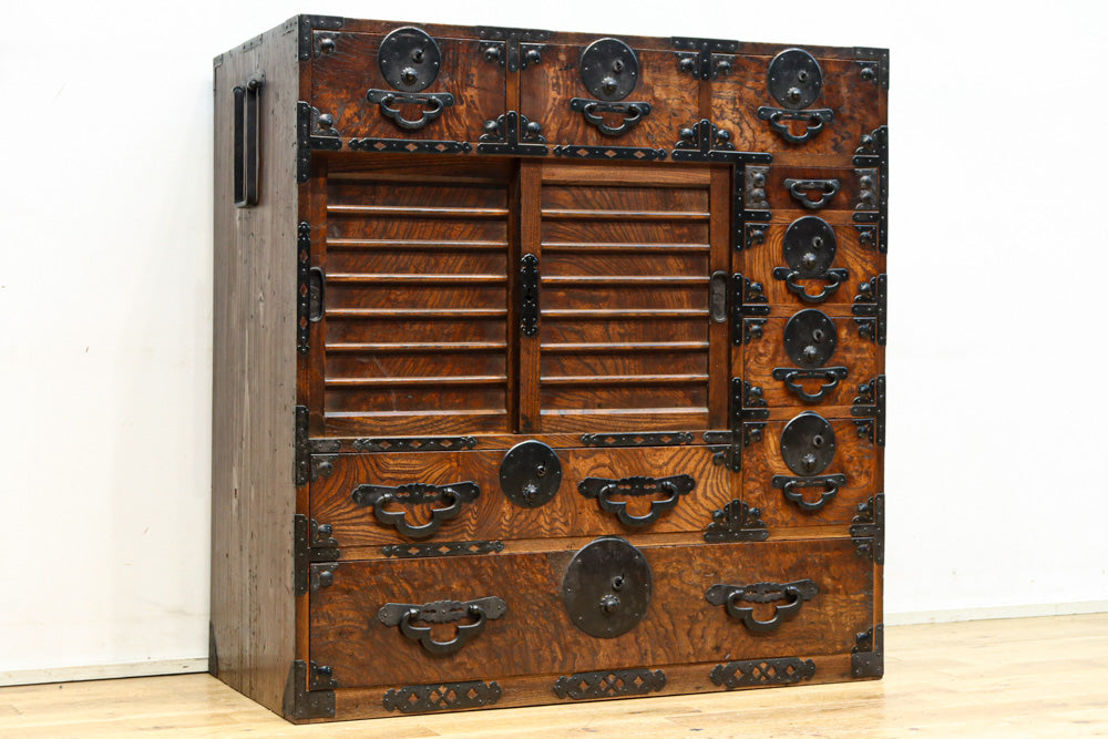 迫力ある杢目と金具の調和が貫禄を与える米沢帳場箪笥　BB3200