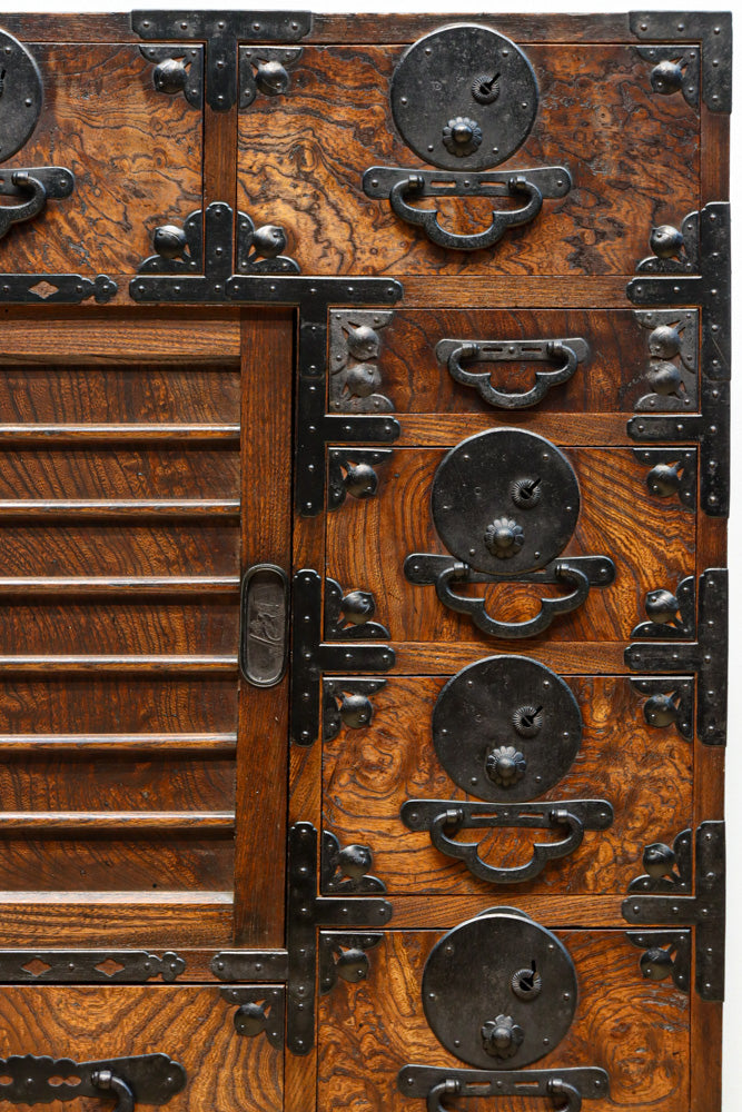 迫力ある杢目と金具の調和が貫禄を与える米沢帳場箪笥　BB3200