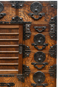 迫力ある杢目と金具の調和が貫禄を与える米沢帳場箪笥　BB3200