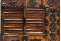 迫力ある杢目と金具の調和が貫禄を与える米沢帳場箪笥　BB3200