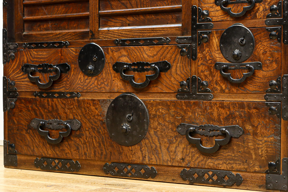 迫力ある杢目と金具の調和が貫禄を与える米沢帳場箪笥　BB3200