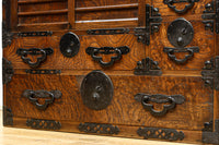 迫力ある杢目と金具の調和が貫禄を与える米沢帳場箪笥　BB3200