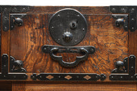 迫力ある杢目と金具の調和が貫禄を与える米沢帳場箪笥　BB3200