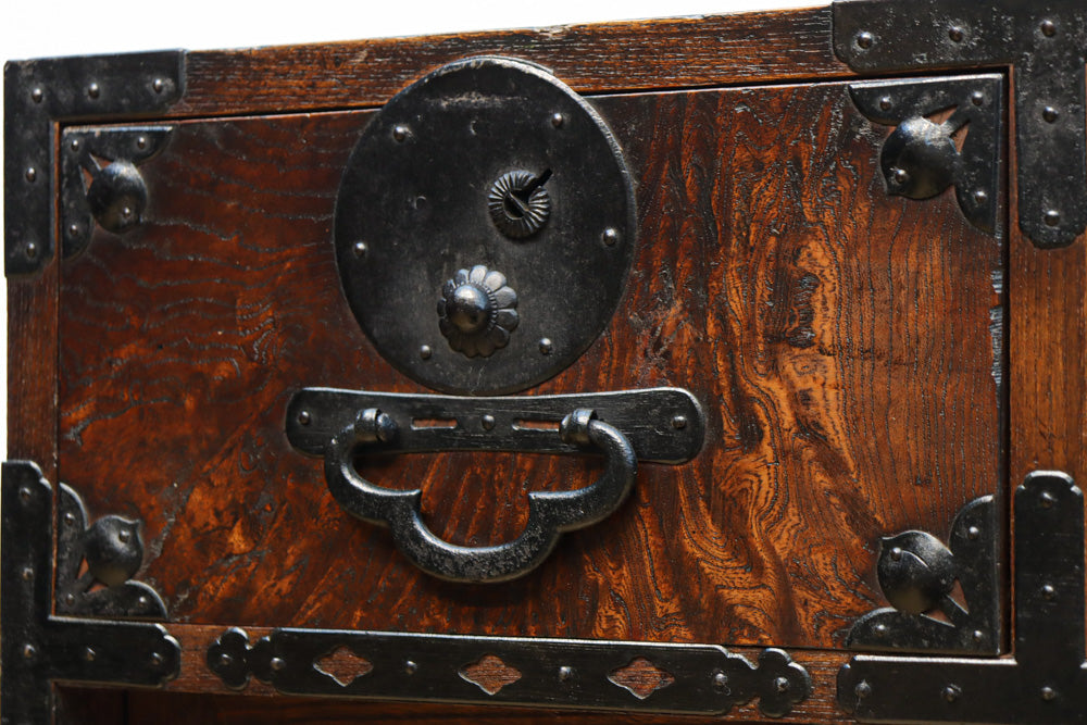 迫力ある杢目と金具の調和が貫禄を与える米沢帳場箪笥　BB3200