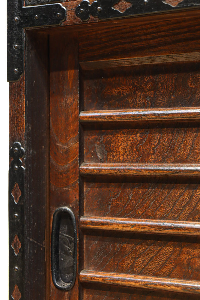 迫力ある杢目と金具の調和が貫禄を与える米沢帳場箪笥　BB3200