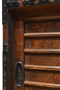 迫力ある杢目と金具の調和が貫禄を与える米沢帳場箪笥　BB3200