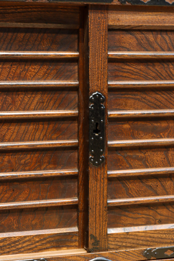 迫力ある杢目と金具の調和が貫禄を与える米沢帳場箪笥　BB3200