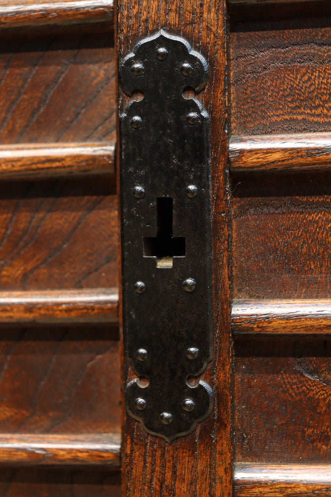 迫力ある杢目と金具の調和が貫禄を与える米沢帳場箪笥　BB3200