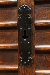 迫力ある杢目と金具の調和が貫禄を与える米沢帳場箪笥　BB3200