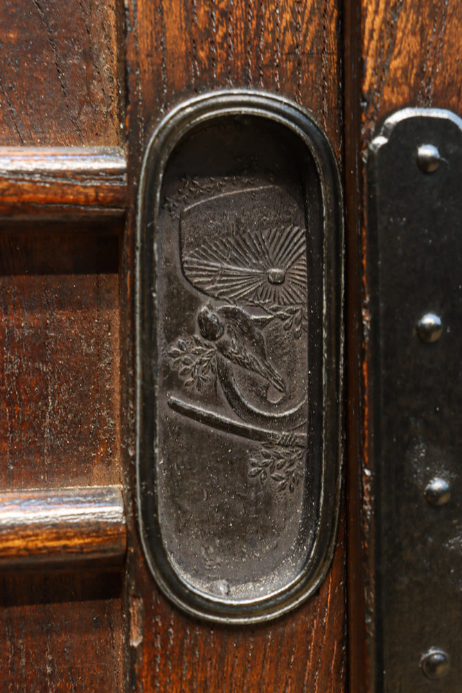 迫力ある杢目と金具の調和が貫禄を与える米沢帳場箪笥　BB3200