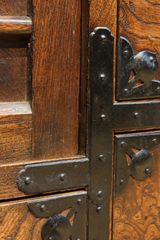 迫力ある杢目と金具の調和が貫禄を与える米沢帳場箪笥　BB3200