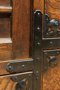 迫力ある杢目と金具の調和が貫禄を与える米沢帳場箪笥　BB3200