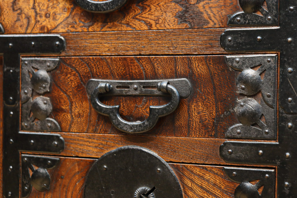 迫力ある杢目と金具の調和が貫禄を与える米沢帳場箪笥　BB3200