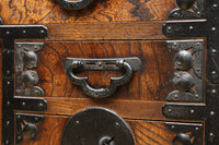 迫力ある杢目と金具の調和が貫禄を与える米沢帳場箪笥　BB3200