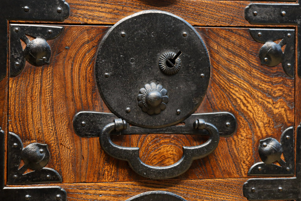 迫力ある杢目と金具の調和が貫禄を与える米沢帳場箪笥　BB3200