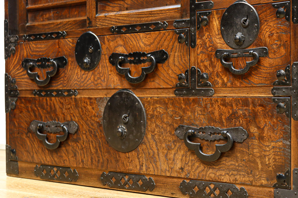 迫力ある杢目と金具の調和が貫禄を与える米沢帳場箪笥　BB3200