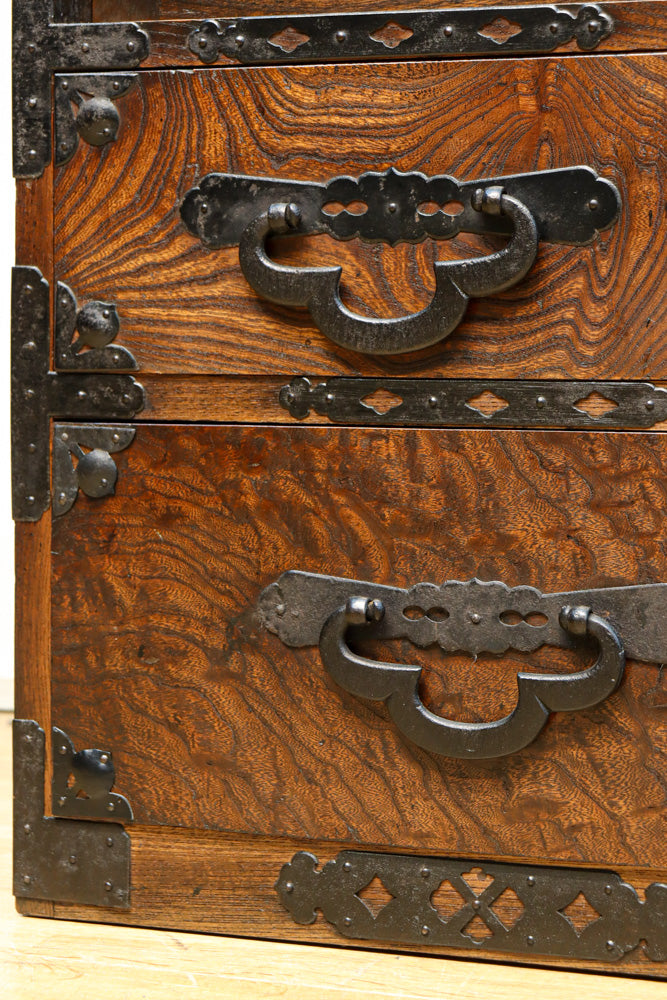 迫力ある杢目と金具の調和が貫禄を与える米沢帳場箪笥　BB3200