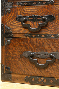 迫力ある杢目と金具の調和が貫禄を与える米沢帳場箪笥　BB3200