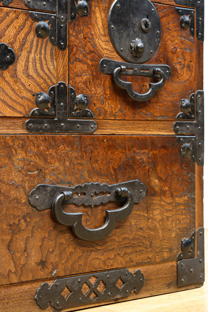 迫力ある杢目と金具の調和が貫禄を与える米沢帳場箪笥　BB3200