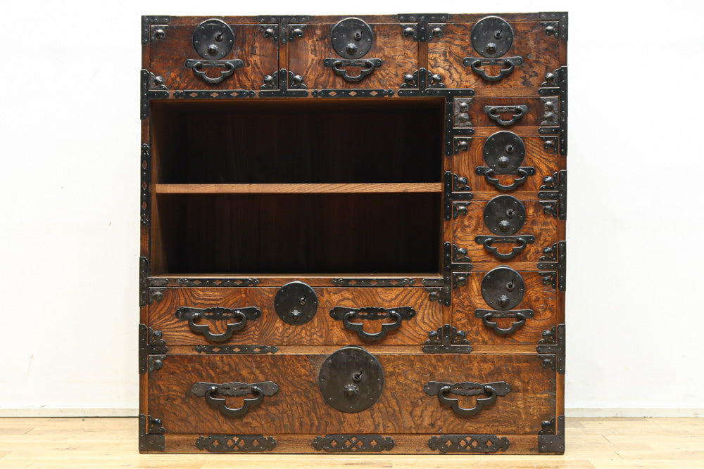 迫力ある杢目と金具の調和が貫禄を与える米沢帳場箪笥　BB3200