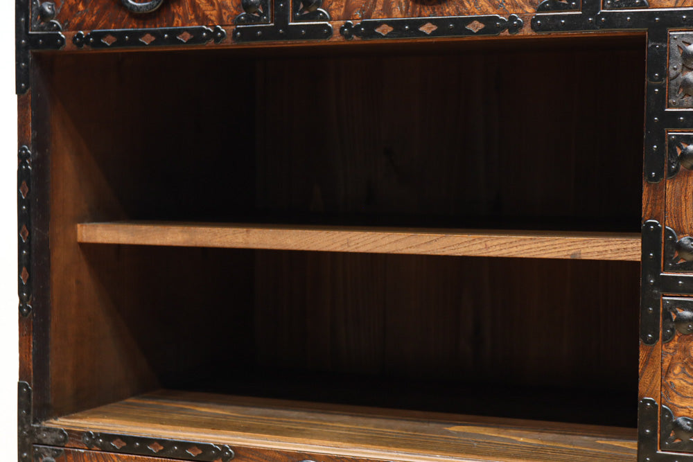 迫力ある杢目と金具の調和が貫禄を与える米沢帳場箪笥　BB3200