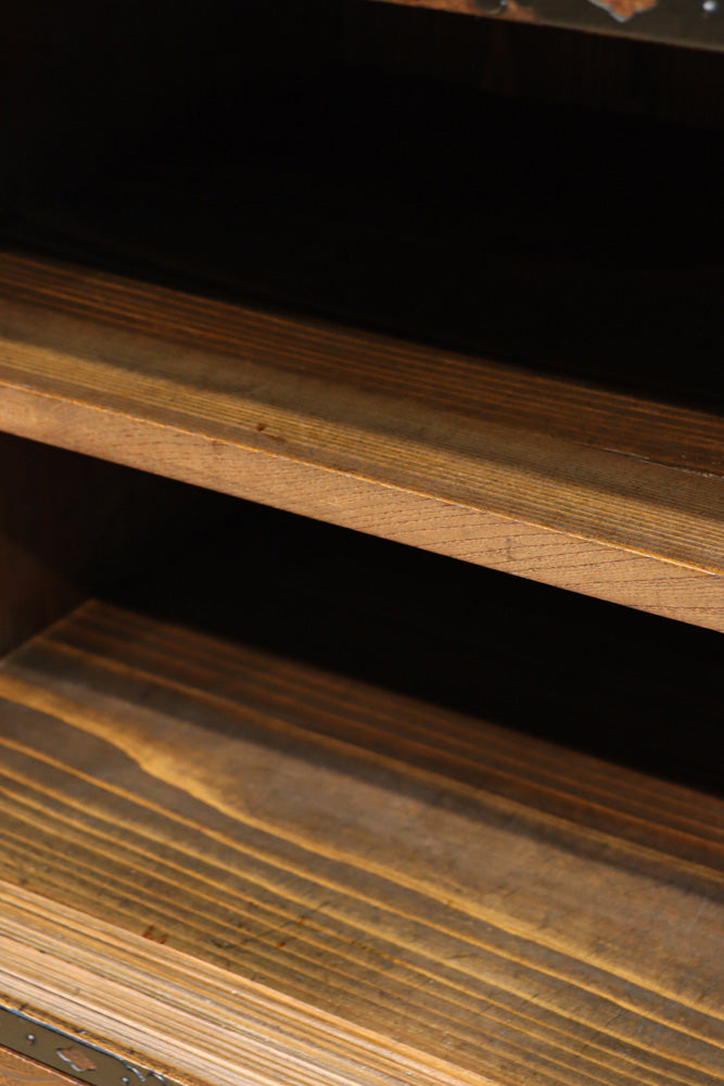 迫力ある杢目と金具の調和が貫禄を与える米沢帳場箪笥　BB3200