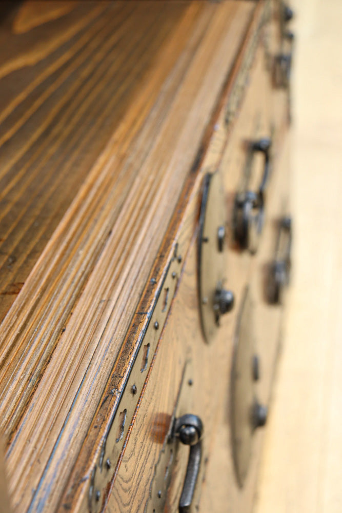 迫力ある杢目と金具の調和が貫禄を与える米沢帳場箪笥　BB3200