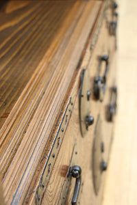 迫力ある杢目と金具の調和が貫禄を与える米沢帳場箪笥　BB3200