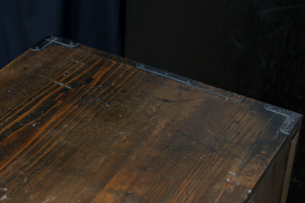 迫力ある杢目と金具の調和が貫禄を与える米沢帳場箪笥　BB3200