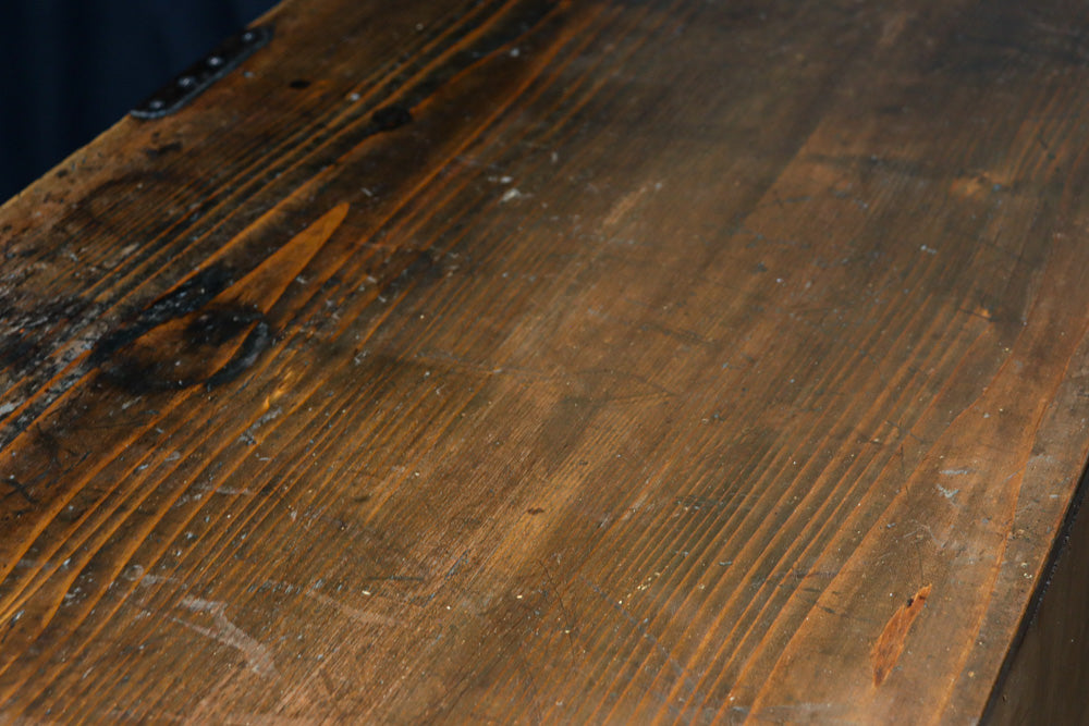 迫力ある杢目と金具の調和が貫禄を与える米沢帳場箪笥　BB3200