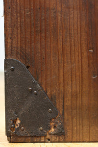 迫力ある杢目と金具の調和が貫禄を与える米沢帳場箪笥　BB3200