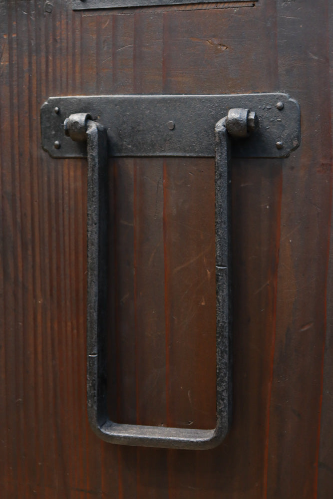 迫力ある杢目と金具の調和が貫禄を与える米沢帳場箪笥　BB3200