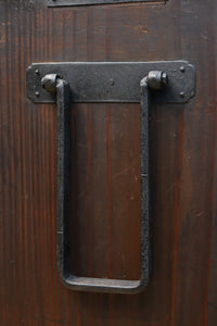 迫力ある杢目と金具の調和が貫禄を与える米沢帳場箪笥　BB3200