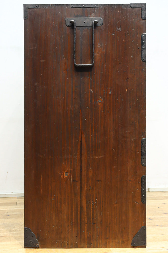 迫力ある杢目と金具の調和が貫禄を与える米沢帳場箪笥　BB3200