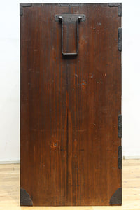 迫力ある杢目と金具の調和が貫禄を与える米沢帳場箪笥　BB3200