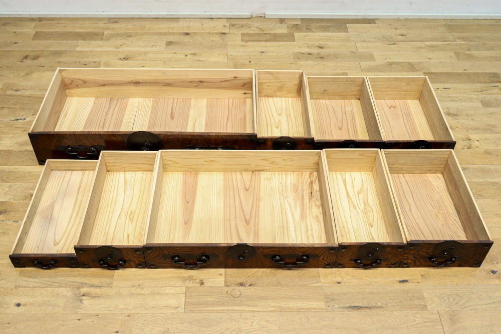 迫力ある杢目と金具の調和が貫禄を与える米沢帳場箪笥　BB3200