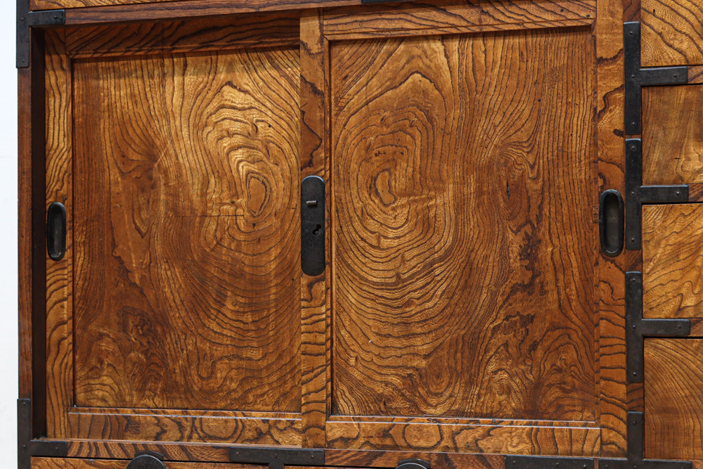 美しい杢目が流れる上質な帳場箪笥　BB3201