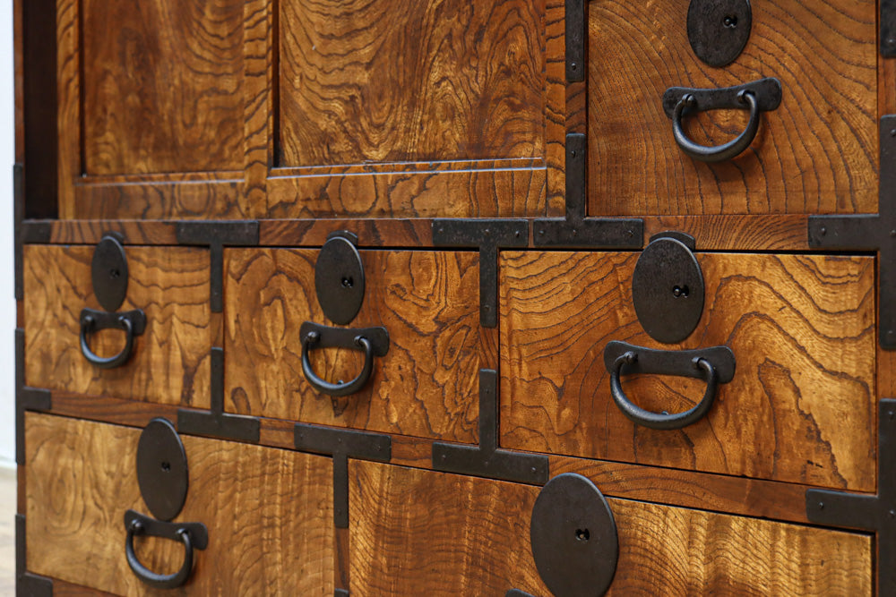 美しい杢目が流れる上質な帳場箪笥　BB3201