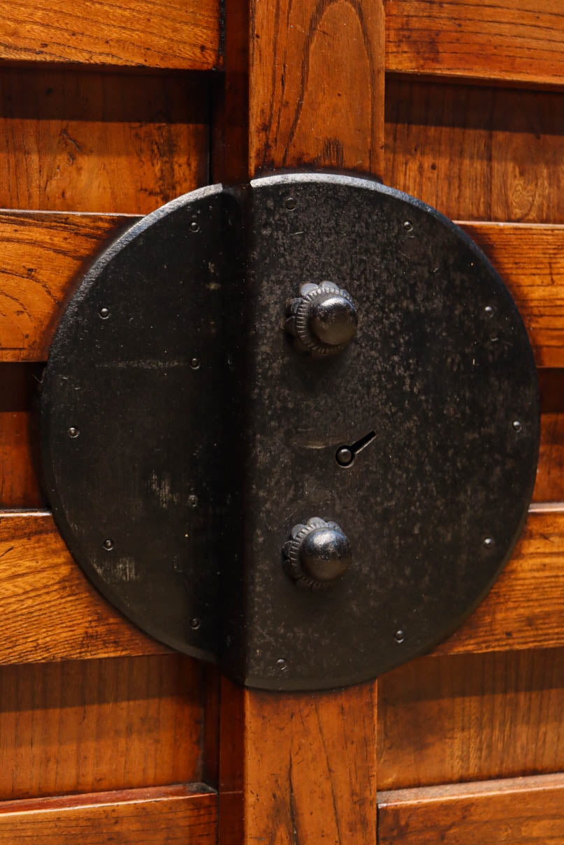 見事な杢目の素晴らしい面持ちの全面総欅越後帳場箪笥　BB3218