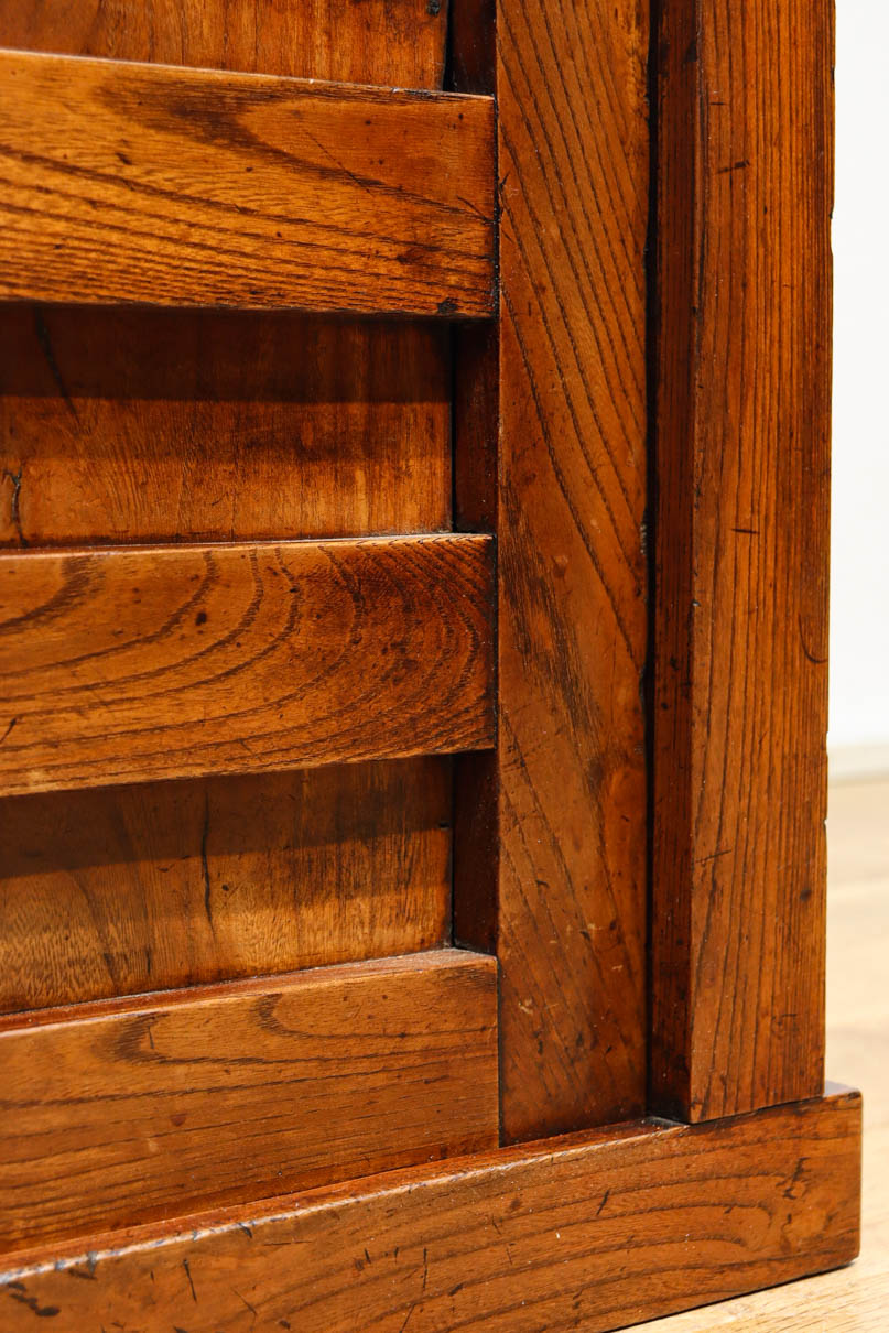 見事な杢目の素晴らしい面持ちの全面総欅越後帳場箪笥　BB3218