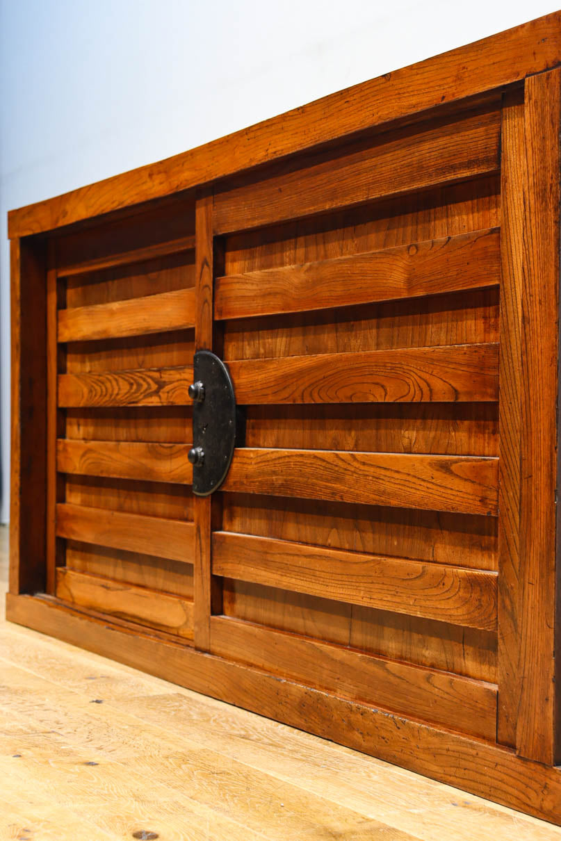 見事な杢目の素晴らしい面持ちの全面総欅越後帳場箪笥　BB3218