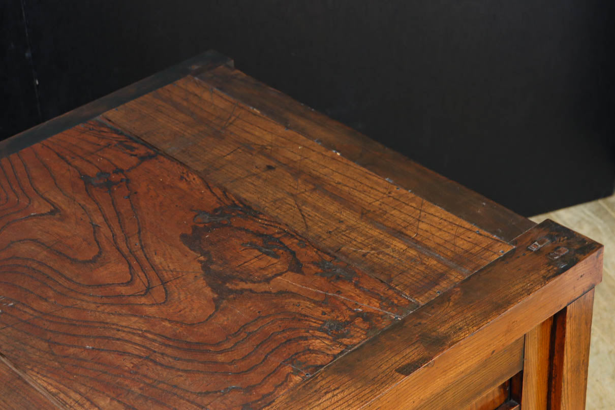 見事な杢目の素晴らしい面持ちの全面総欅越後帳場箪笥　BB3218