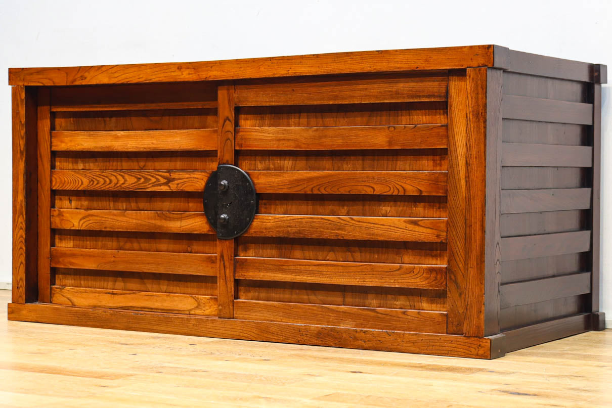 見事な杢目の素晴らしい面持ちの全面総欅越後帳場箪笥　BB3218