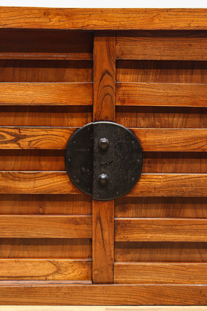 見事な杢目の素晴らしい面持ちの全面総欅越後帳場箪笥　BB3218