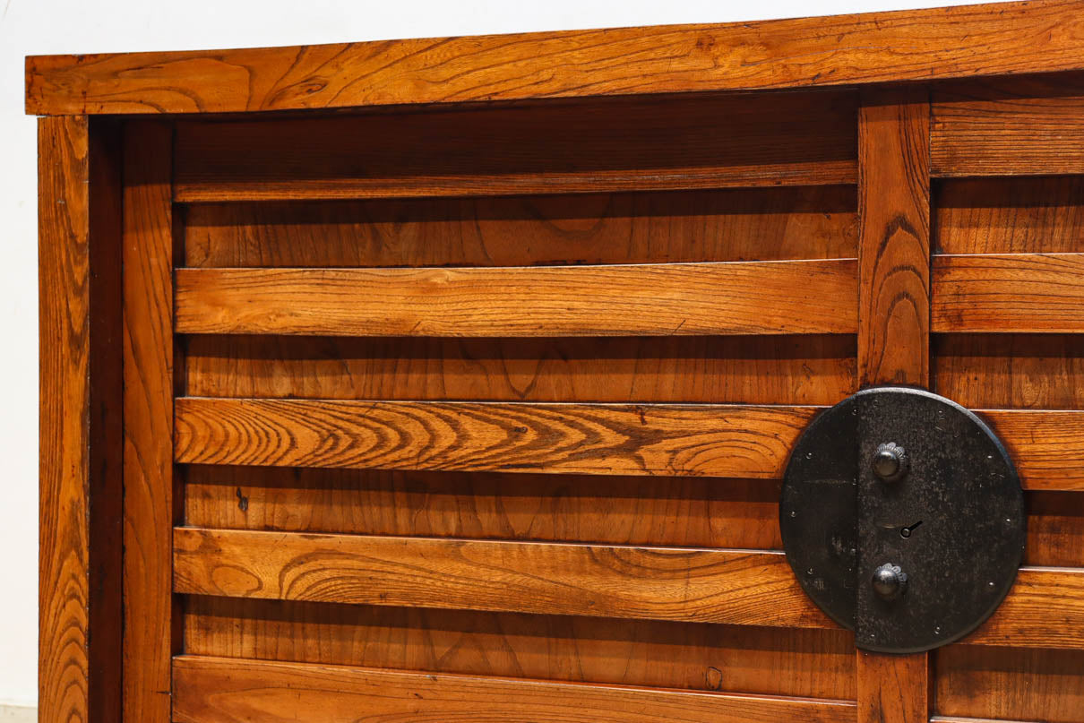 見事な杢目の素晴らしい面持ちの全面総欅越後帳場箪笥　BB3218