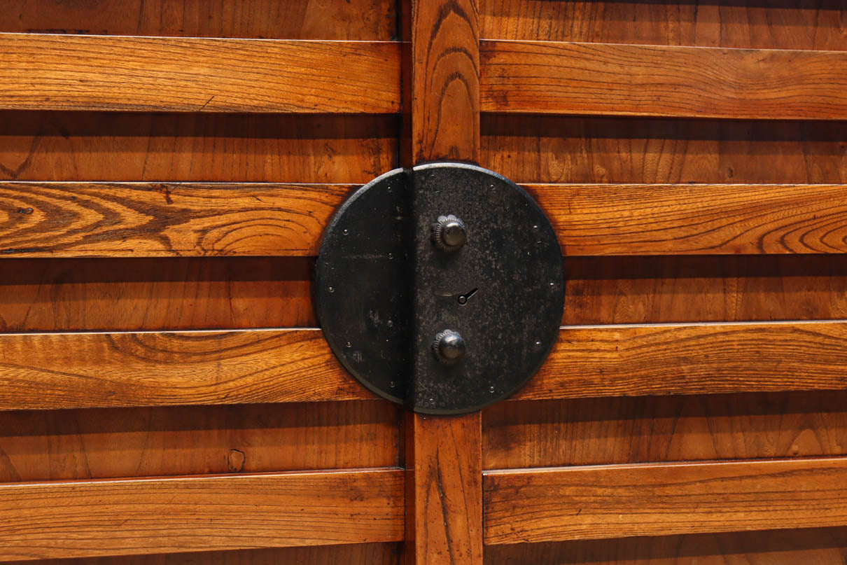 見事な杢目の素晴らしい面持ちの全面総欅越後帳場箪笥　BB3218