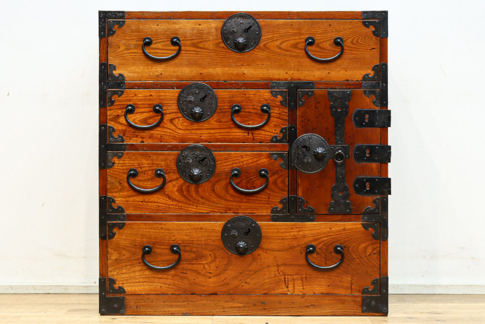 マカロン　時代庄内箪笥　兜金具　扉付き　角引手　時代家具　古家具 マカロン 時代庄内箪笥 兜金具 扉付き 角引手 時代家具 古家具