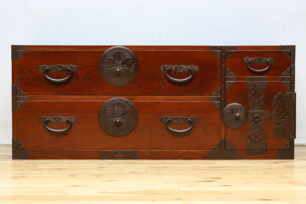 梅鉢紋を添えた上品な最上衣裳箪笥　BB3233